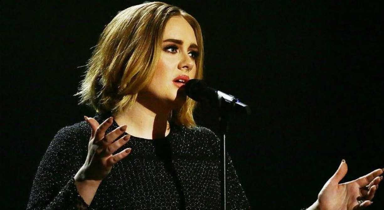 VÍDEO: cantora Adele grita 