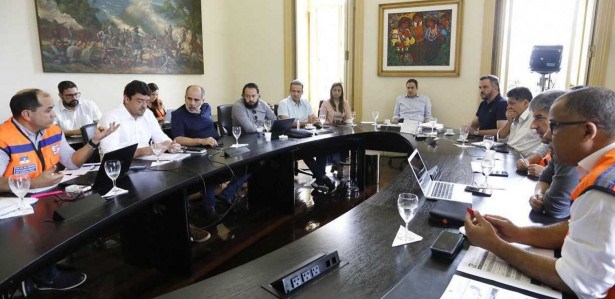 O governador Paulo Câmara fez o anúncio da extensão do Auxílio após reunião com o Gabinete de Crise