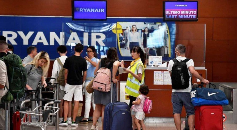 Passageiros no espaço de check-in da Ryanair, em Barcelona