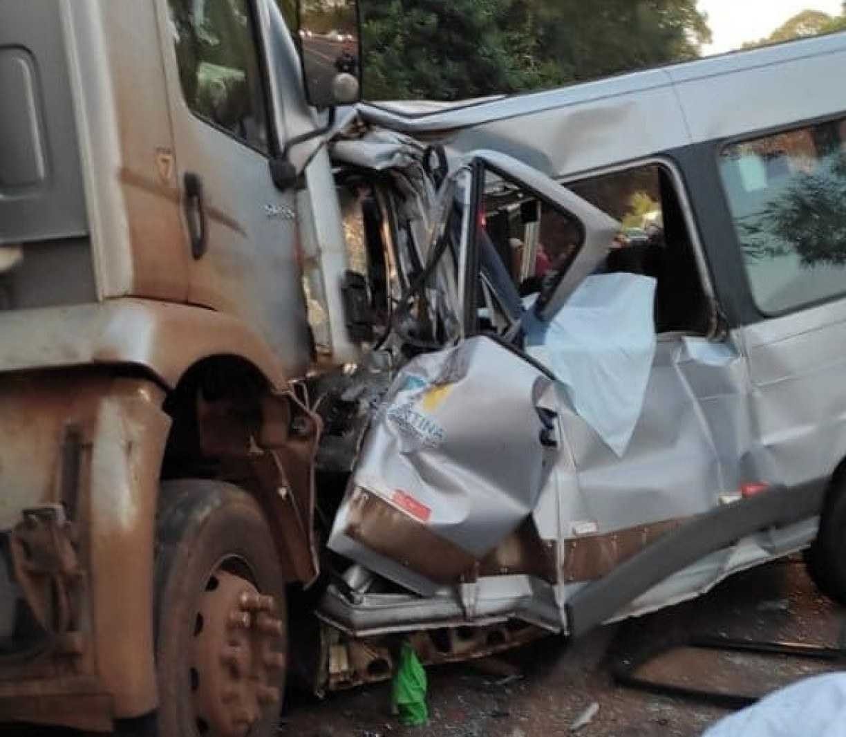 ACIDENTE EM CONSTANTINA: Van que levava pacientes colide com caminhão e deixa sete mortos no Rio Grande do Sul