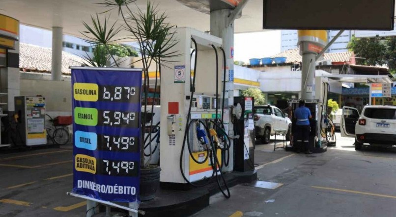 PREÇO Redução do litro de gasolina nas bombas dos postos de Pernambuco deve totalizar 93 centavos