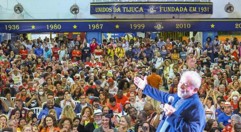 O pré-candidato à presidência Lula subiu ao palco do evento na Unidos da Tijuca