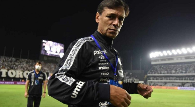 Fabi&aacute;n Bustos assumiu o Santos no come&ccedil;o desta temporada e foi demitido depois da elimina&ccedil;&atilde;o para o Deportivo T&aacute;chira na Sul-Americana
