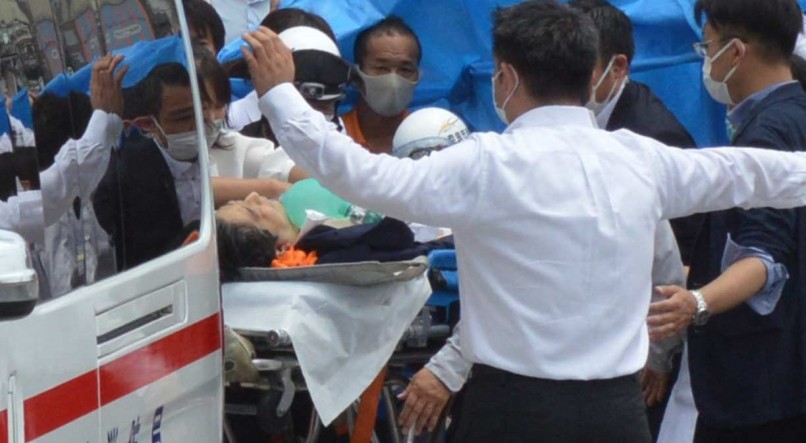 Shinzo Abe sendo transportado para uma ambulância depois de ser baleado