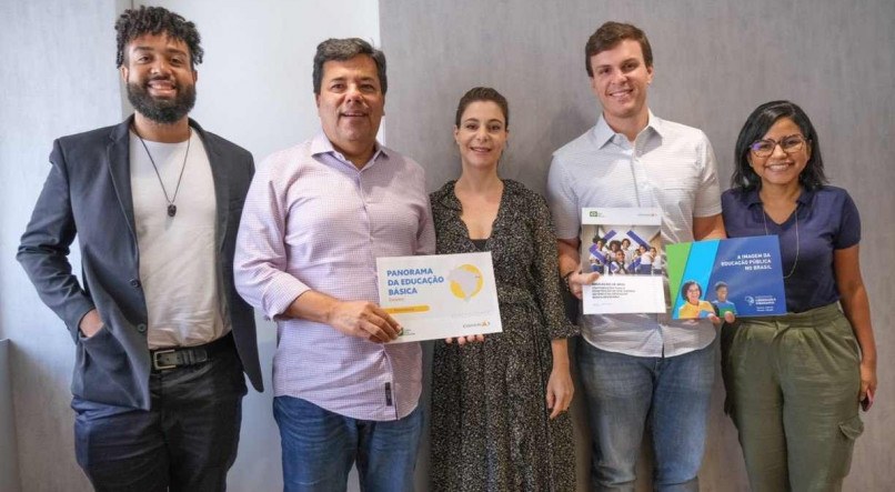 Miguel Coelho e o ex-ministro da Educação Mendonça Filho receberam de Priscila Cruz o documento "Educação Já 2022