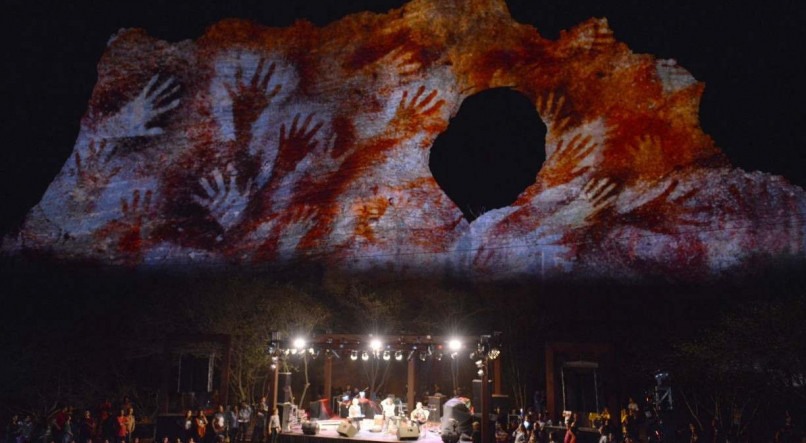 Pedra Furada iluminada na Ópera da Serra da Capivara