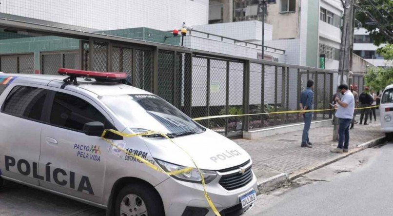 Homem invade apartamento e atira na ex-mulher, a filha dela e o namorado da jovem. Crime foi em Boa Viagem, no Recife.