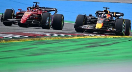 O piloto monegasco da Ferrari, Charles Leclerc (esquerda), compete para vencer à frente do piloto holandês da Red Bull Racing, Max Verstappen, na pista de corrida do Red Bull Ring em Spielberg, na Áustria, durante o Grande Prêmio da Áustria de Fórmula 1 em 10 de julho de 2022.