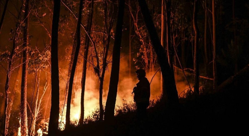 Portugal sofre com três incêndios florestais