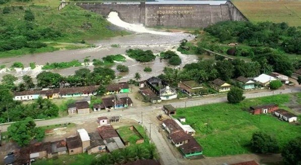 Moradores vizinhos de Serro Azul, em Palmares, começam a deixar suas casas com medo de que a barragem sangre