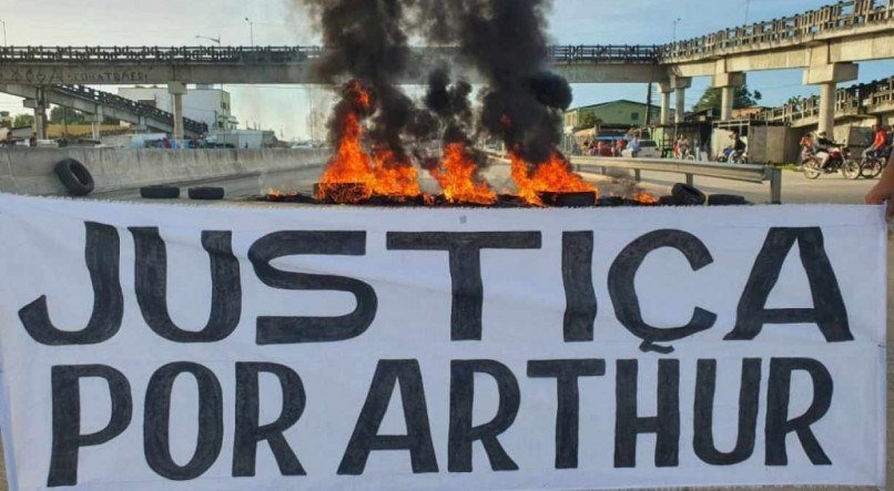 Ato bloqueia as quatro faixas do quilômetro 83 da BR-408 em Paudalho, na Região Metropolitana do Recife
