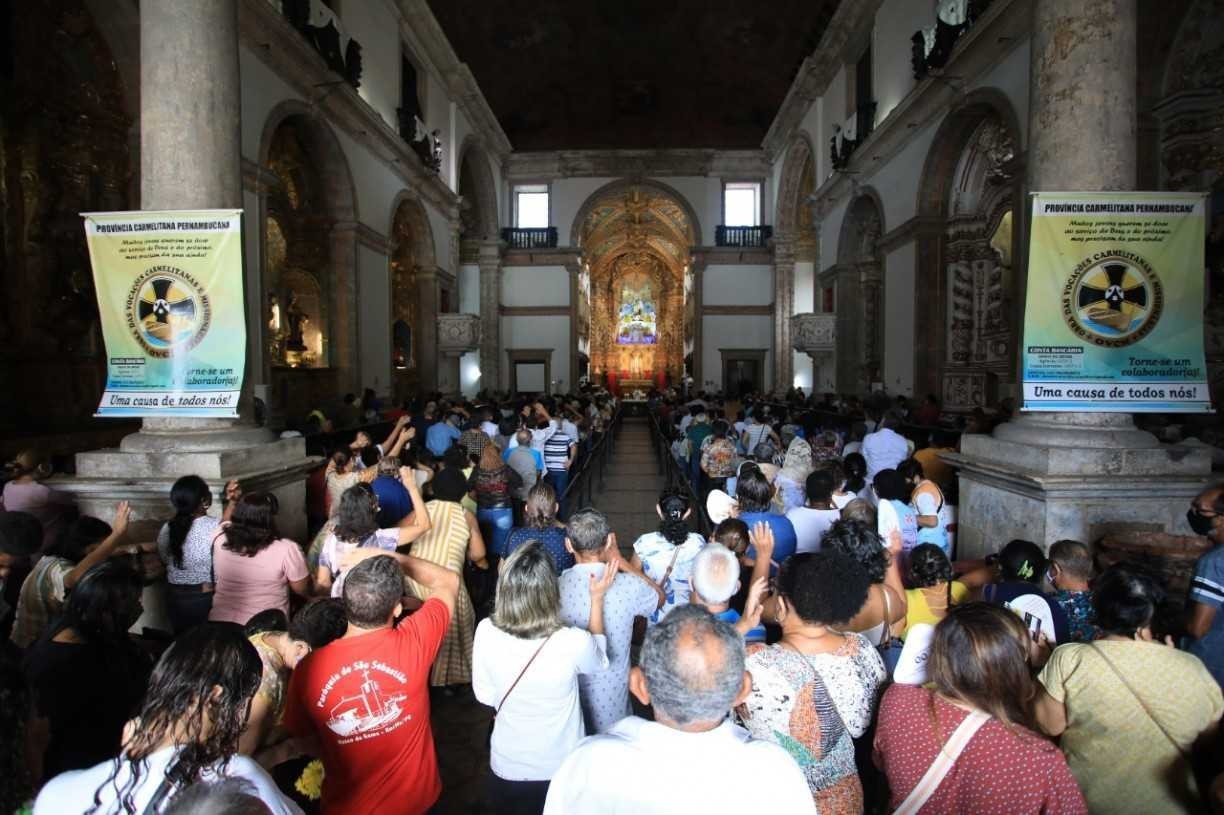 FÉ E ESPERANÇA Ao longo dos últimos dias, Basílica do Carmo, na Avenida Dantas Barreto, ficou lotada de cristãos durante as missas