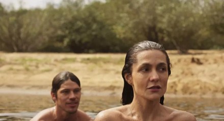 Zefa e Tadeu tomam banho pelados no rio em 'Pantanal'.