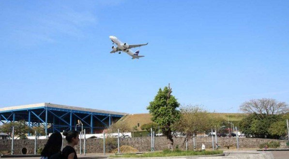 Pista de Congonhas é fechada após estouro em pneu de avião de pequeno porte