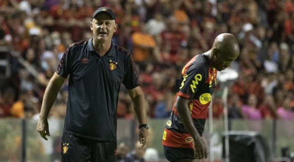 Lisca evitou falar sobre a proposta do Santos antes de Sport x Vila Nova