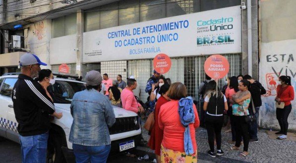 Fila na frente da Central do CadÚnico do Recife mostra tamanho da crise mostrada no Mapa da Fome na cidade