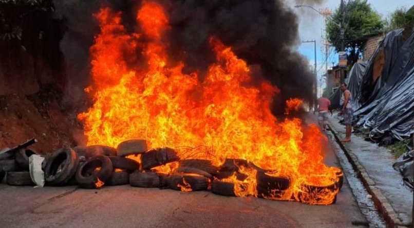 Protesto na UR-7 (V&aacute;rzea), Zona Oeste do Recife