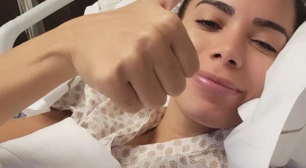 Anitta posta selfie enquanto está hospitalizada