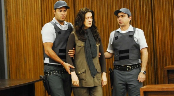 Donatela é presa após ser condenada pela morte de Salvatore

