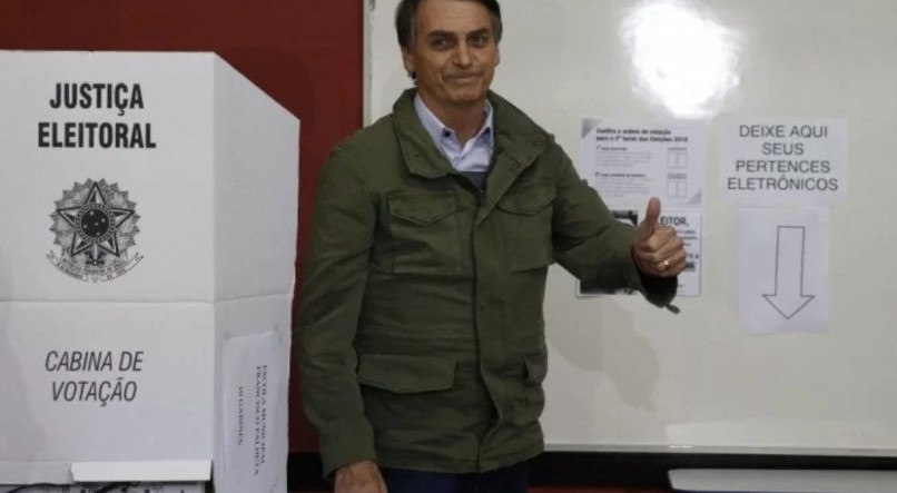 Jair Bolsonaro votando em 2020, em urna eletr&ocirc;nica