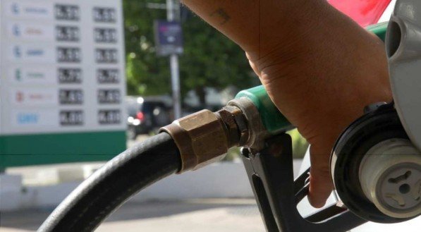 Petrobras deve anunciar na semana que vem redu&ccedil;&atilde;o de R$ 0,30 no pre&ccedil;o na gasolina.