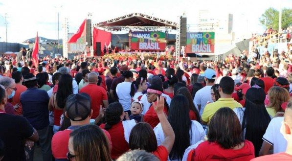 Movimentação do público para o ato político do ex-presidente Lula em Serra Talhada