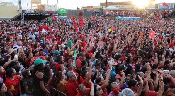 Movimentação do público para o ato político do ex-presidente Lula em Serra Talhada