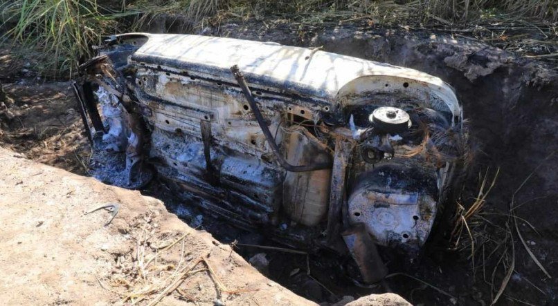 O carro seguia no local onde foi abandonado, em Nazaré da Mata, na manhã desta quarta-feira (20)