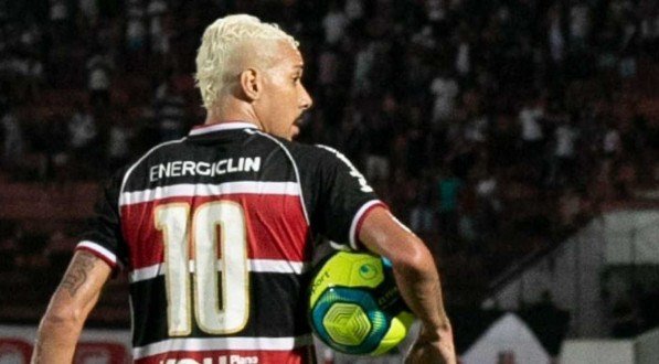 Hugo Cabral renovou o contrato com o Santa Cruz, mas foi emprestado at&eacute; o fim deste ano de 2022