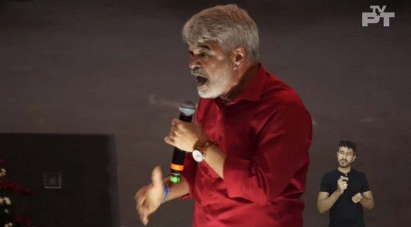 Humberto Costa desafia vaias e enfrenta militantes resistentes ao PSB em Pernambuco