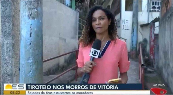 Rep&oacute;rter estava no Morro do Cabral, quando foi amea&ccedil;ada ao vivo por homem armado; veja o momento exato em v&iacute;deo