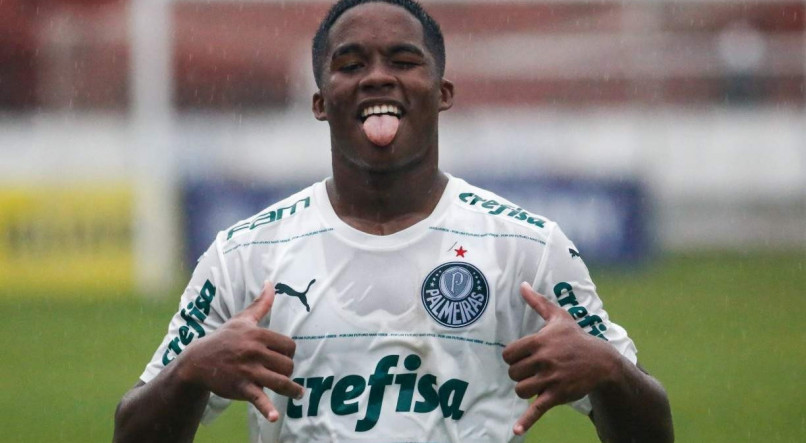 Endrick assinou seu primeiro contrato profissional com o Palmeiras neste ano