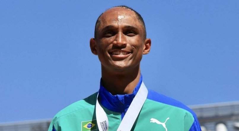 Alison dos Santos recebe medalha de ouro no Mundial de Atletismo