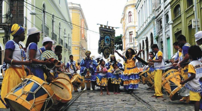 PROGRAMAÇÃO Maracatu Encanto do Pina desfila pelo Recife Antigo no Dia da Mulher Negra, Latina e Caribenha