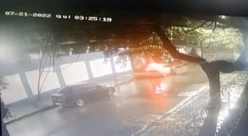 GRAVAÇÃO Câmeras filmaram o momento em que houve o furto no veículo estacionado, na quinta-feira