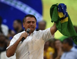 O presidente do Brasil, Jair Bolsonaro, gesticula durante a convenção nacional do Partido Liberal (PL), onde foi oficialmente indicado como candidato à reeleição, no ginásio do Maracanazinho, no Rio de Janeiro, Brasil, em 24 de julho de 2022.
