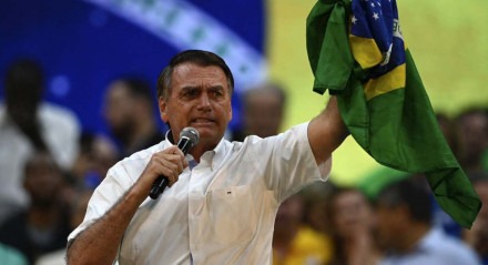 O presidente do Brasil, Jair Bolsonaro, gesticula durante a convenção nacional do Partido Liberal (PL), onde foi oficialmente indicado como candidato à reeleição, no ginásio do Maracanazinho, no Rio de Janeiro, Brasil, em 24 de julho de 2022.
