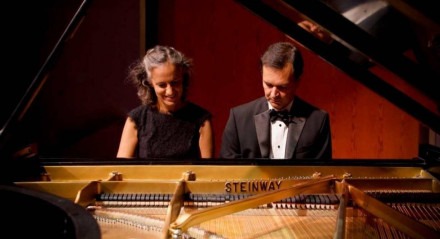 Duo Gastesi-Bezerra, formado pelos pianistas Estibaliz Gastesi (Espanha) e Márcio Bezerra (natural de Garanhuns)