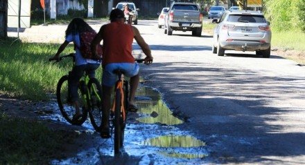 Estrada de Aldeia - Problemas estruturais - Buracos - Falta de Acostamento - Poucos Ônibus - Perigo Via - Ciclista - Carros - Ônibus - Falta de Mobilidade 