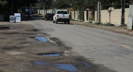 Estrada de Aldeia - Problemas estruturais - Buracos - Falta de Acostamento - Poucos Ônibus - Perigo Via - Ciclista - Carros - Ônibus - Falta de Mobilidade 