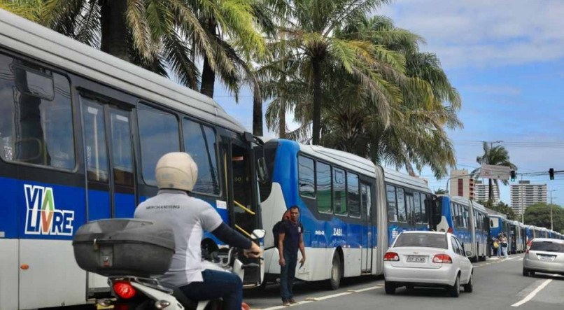 Tr&acirc;nsito de BRT na Av Caxang&aacute;, Zona Oeste do Recife, devido a protesto nas imedia&ccedil;&otilde;es do Hospital Get&uacute;lio Vargas.