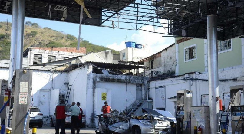 O carro ficou completamente destruído. A estrutura do posto também foi impactada