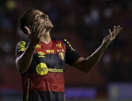 Ray Vanegas lamenta gol perdido pelo Sport na Série B