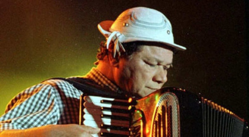 Brasil, Garanhuns, PE. 25/07/1998. O cantor e compositor Dominguinhos durante show no Festival de Inverno de Garanhuns (PE)