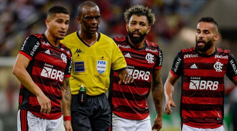 Flamengo entra em campo diante do Goi&aacute;s.
