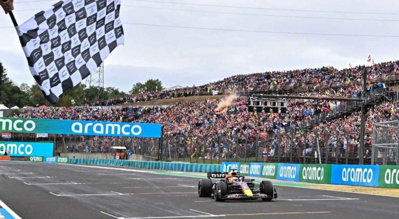 LÍDER Piloto holandês da Red Bull Racing, Max Verstappen, cruza a linha de chegada para vencer o GP da Hungria 