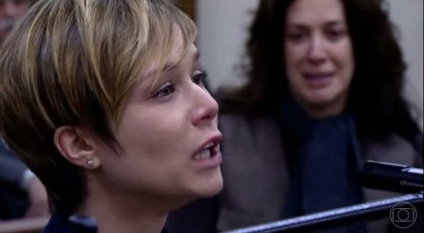 A FAVORITA: Lara defende Donatela em depoimento no tribunal