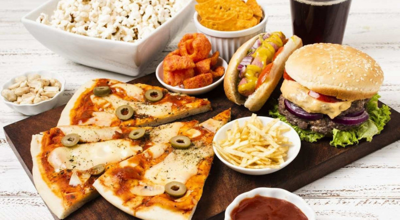 Alimentos com pouco valor nutricional mas ricos em calorias, gorduras, açúcar e sódio são chamados de 'junk food'