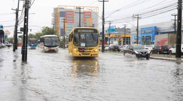 Alagamento provocado pela chuvas desta ter&ccedil;a-feira (2) no Recife