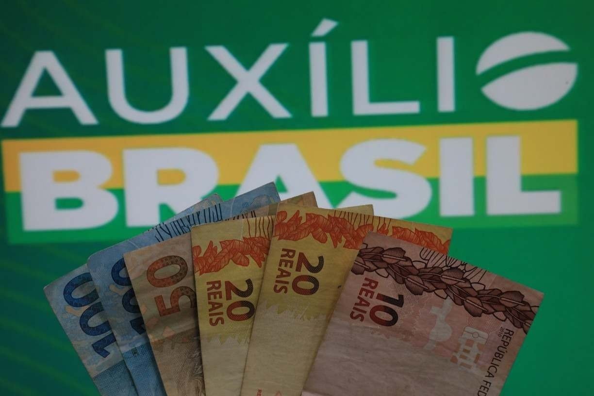 DÉCIMO TERCEIRO DO AUXÍLIO BRASIL LIBERADO AMANHÃ (28/10)? Veja quando vai ser pago o décimo terceiro do auxílio brasil e quando o valor de R$ 405 será liberado para as MULHERES chefes de família